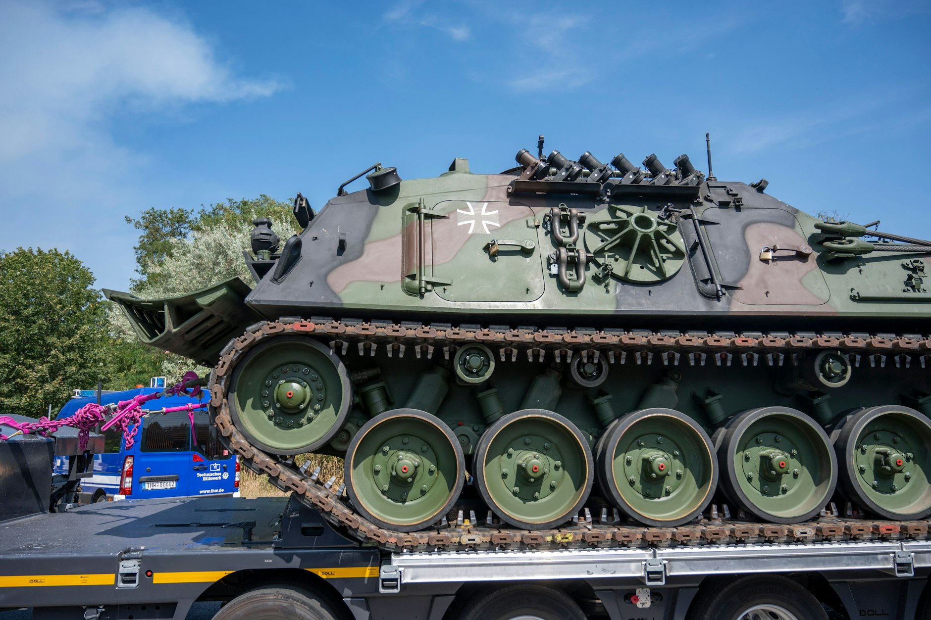 Ein Pionierpanzer der Bundeswehr kommt zur Unterstützung am Grunewald an.
