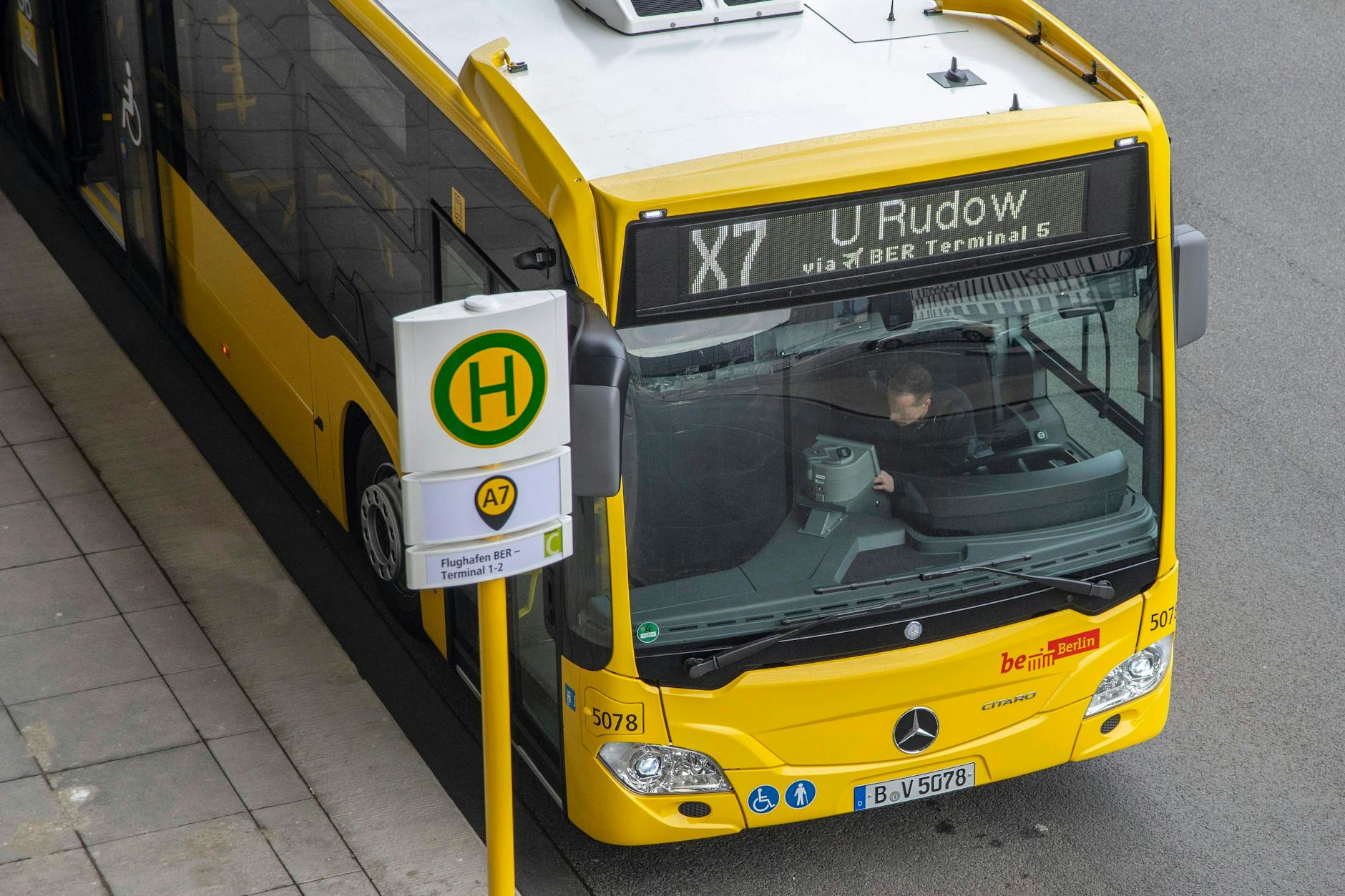 Ein Bus der Berliner Verkehrsbetriebe (BVG) unterwegs in Berlin.