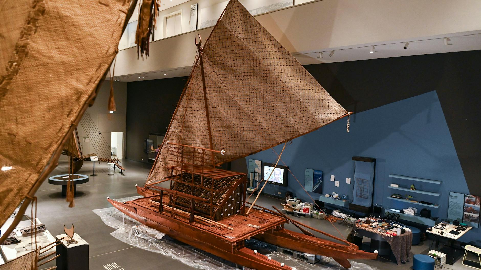 Die Drua „Domo Domo“ im Saal der Südseeboote ist fast fertiggestellt.