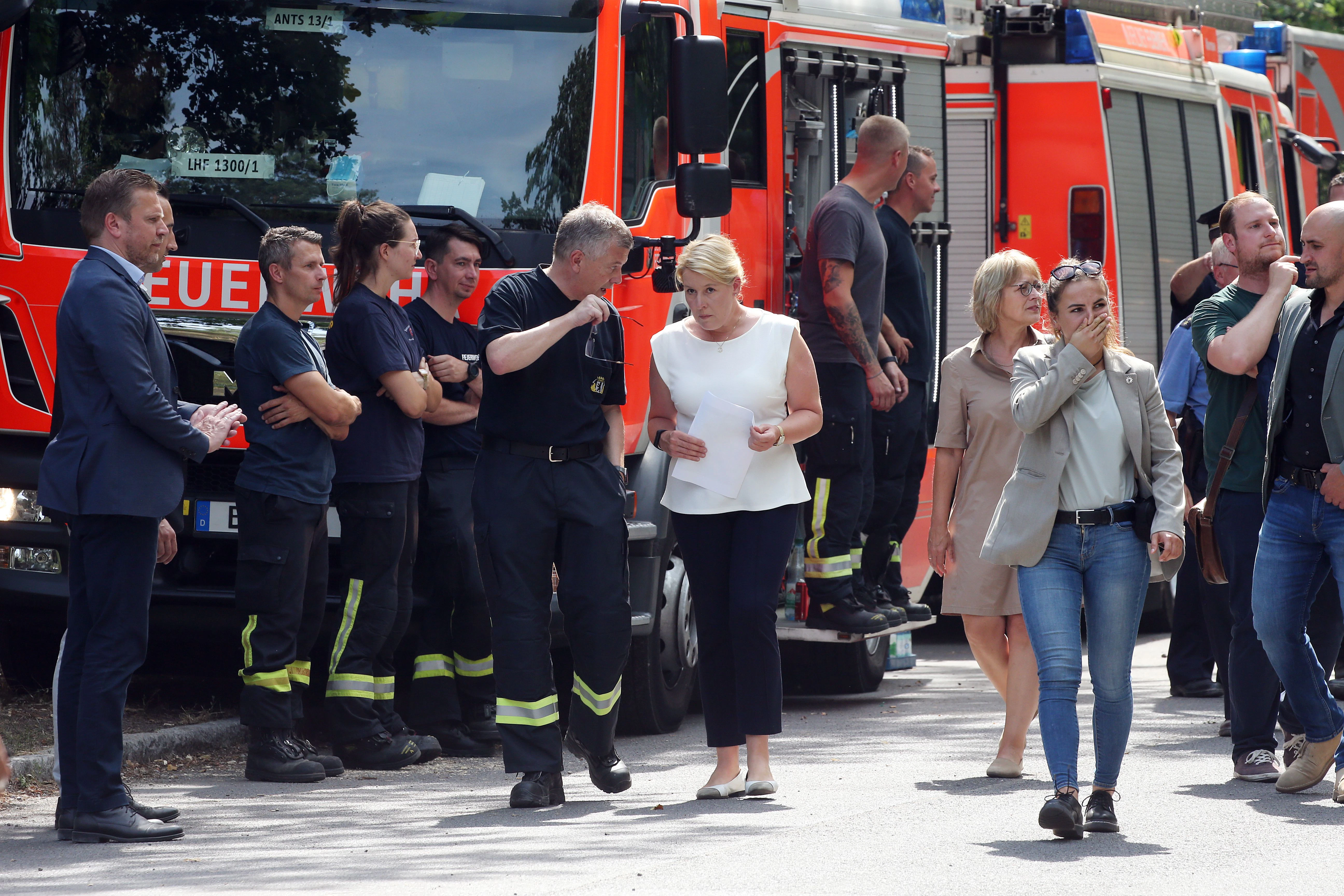 Franziska Giffey (SPD), Regierende Bürgermeisterin von Berlin, informiert sich vor Ort bei Feuerwehr und Polizei über den Brandherd im Grunewald.
