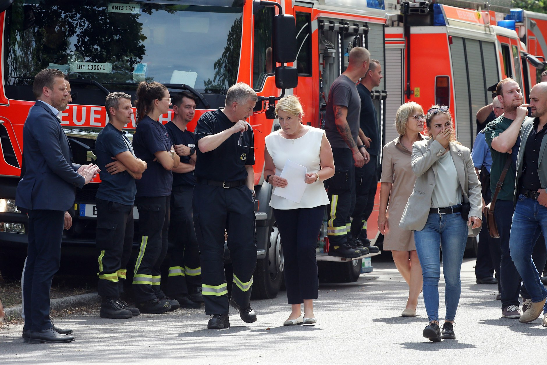 Franziska Giffey (SPD), Regierende Bürgermeisterin von Berlin, informiert sich vor Ort bei Feuerwehr und Polizei über den Brandherd im Grunewald.