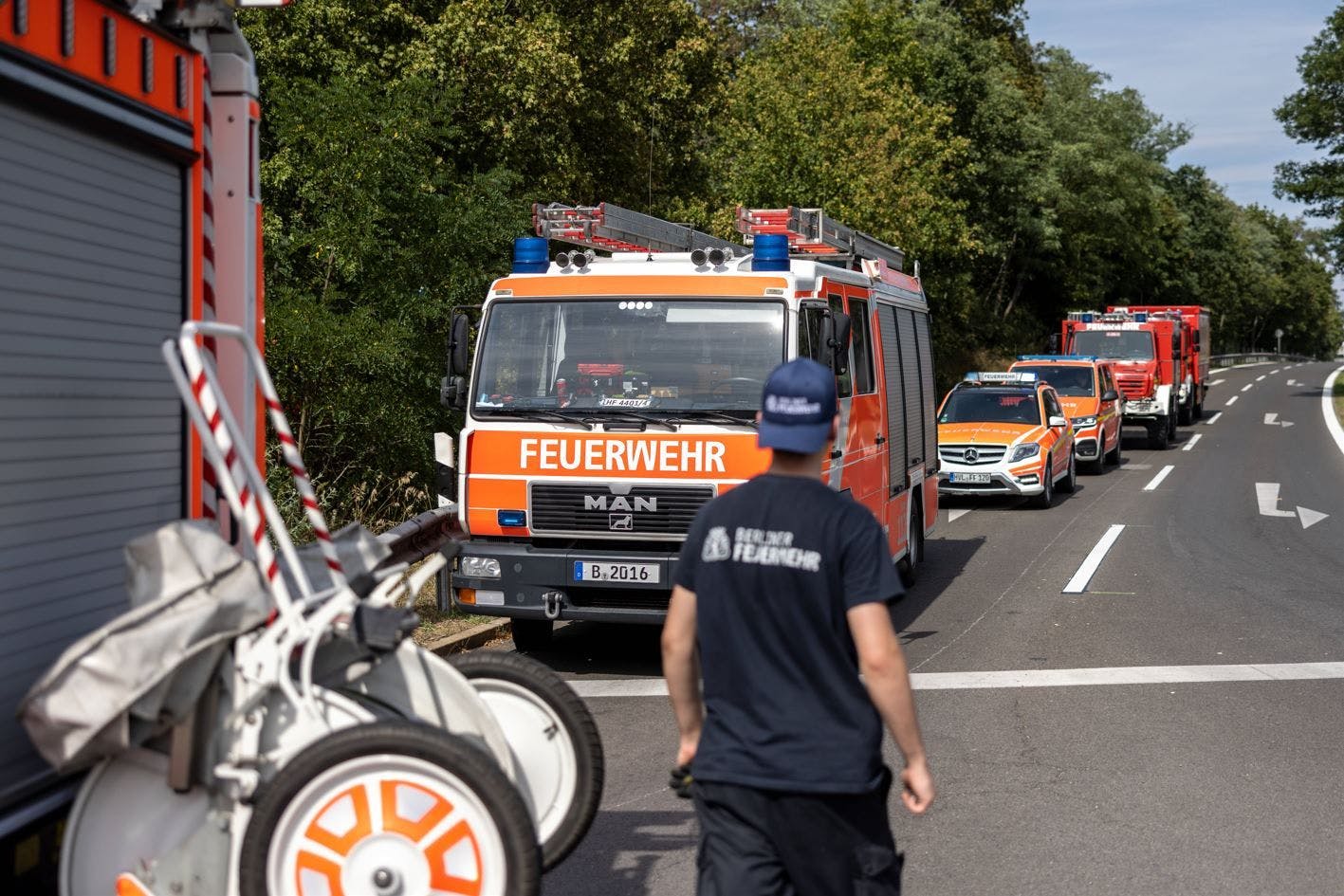 Waldbrand im Berliner Grunewald: Feuerwehr-Löschfahrzeuge stehen bereit.