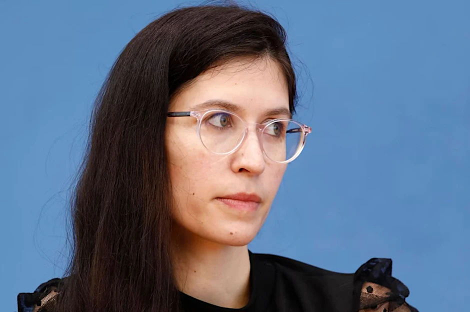 Melanie Wery-Sims während einer Pressekonferenz.