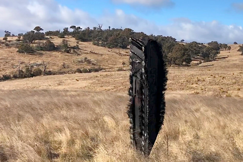 Das verkohlte Stück Weltraumschrott wurde auf einer Koppel in Australien gefunden.