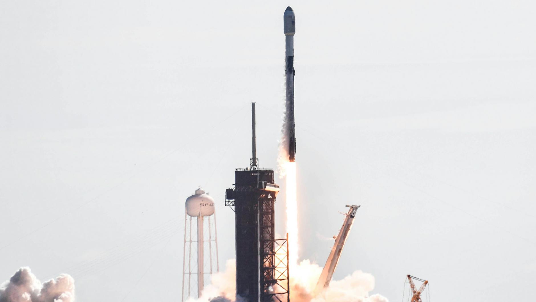 SpaceX-Rakete beim Start. Das Problem: Was da hochfliegt, fällt auch irgendwann, irgendwo wieder runter.