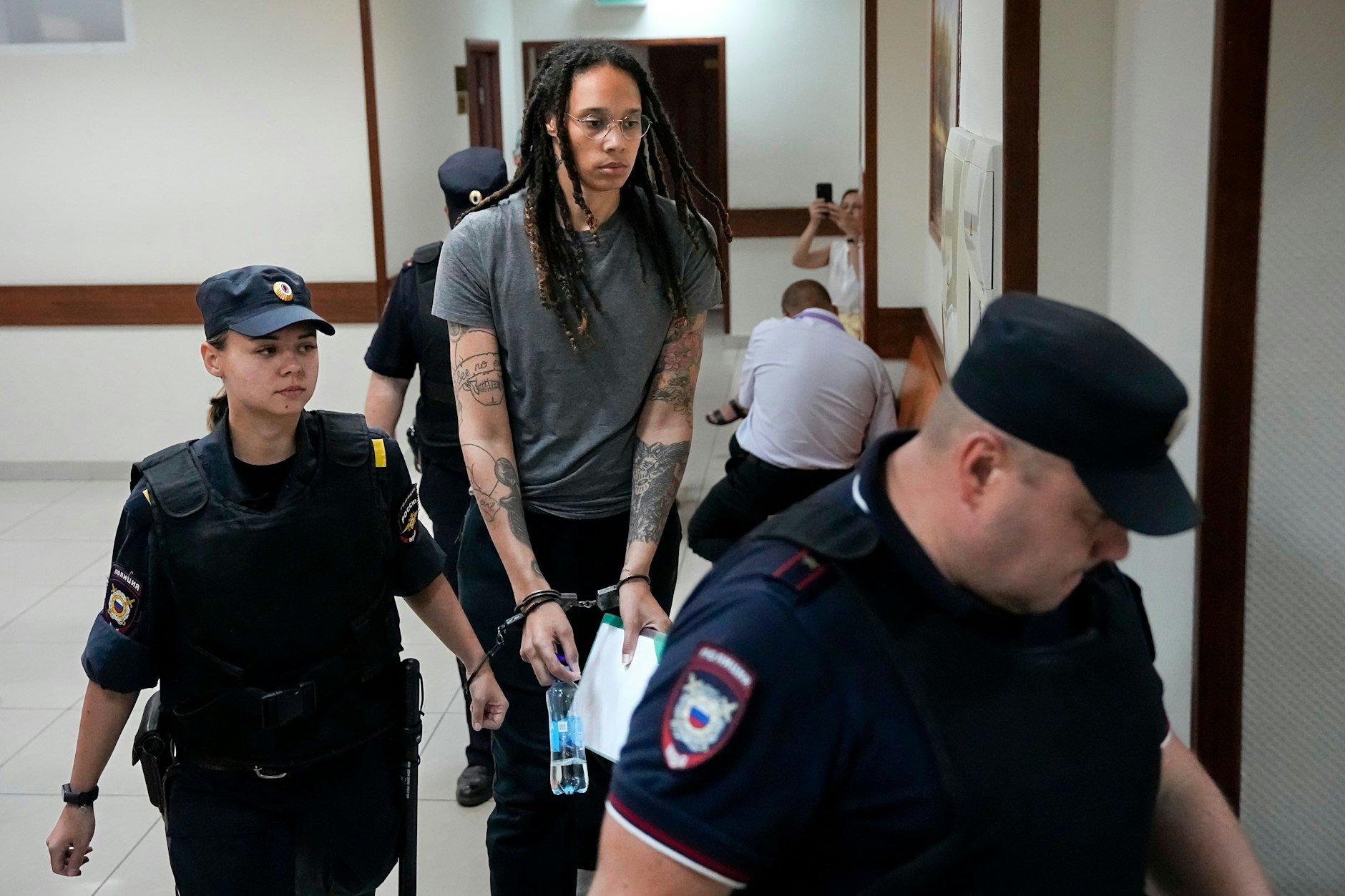 Brittney Griner wird in den Moskauer Gerichtssaal geführt. In Handschellen wegen 0,5 Gramm Haschisch-Öl.