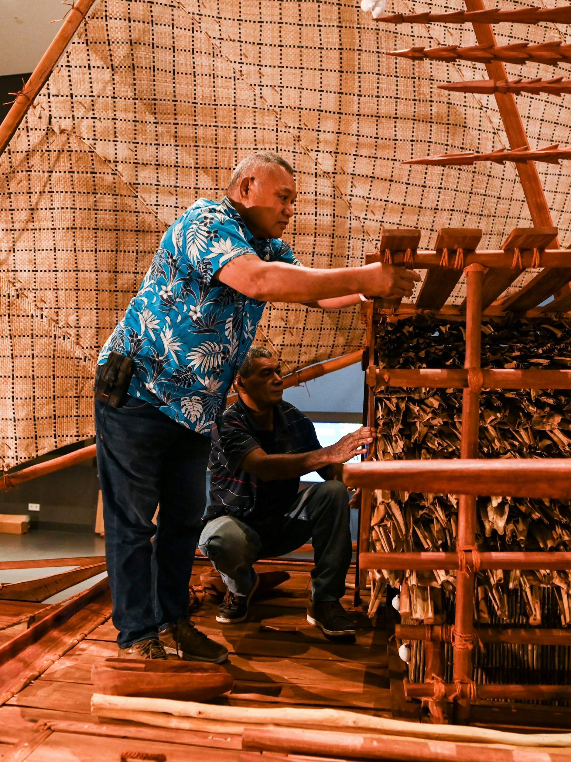 Joji Marau Misaele (l.) und Rogosova Biuwale richten die Kajüte des Doppelrumpfboots aus. Zusammengehalten wird alles mit Kokosschnur.
