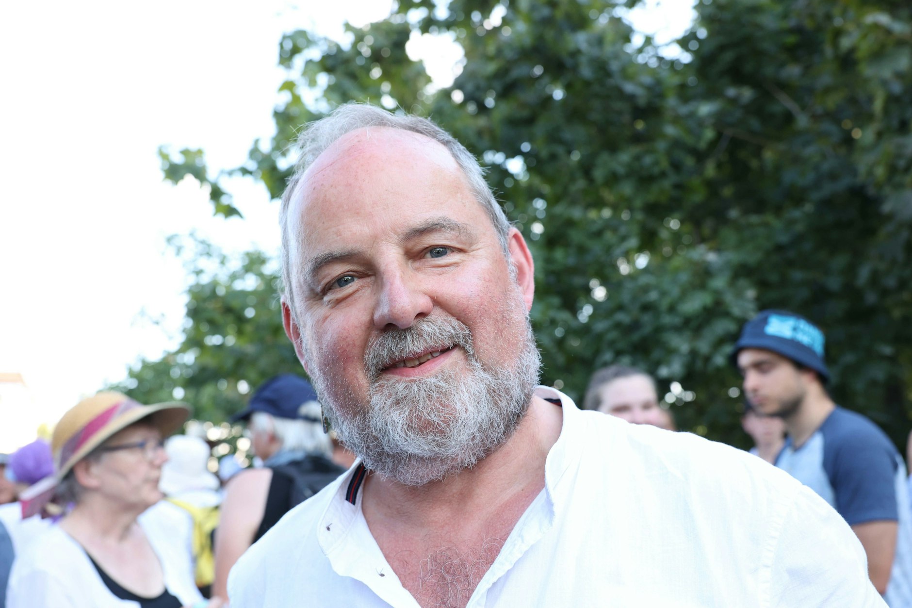 Ulrich Klan dirigiert das Orchester. Er glaubt die Erklärung der Polizei ist ein Vorwand.