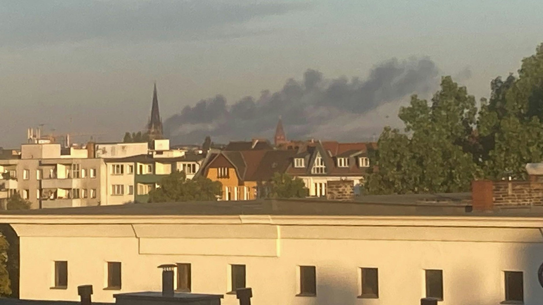 Schwarzer Rauch steht über Berlin von Berlin-Kreuzberg aus fotografiert. Im Berliner Grunewald ist nach einer unbeabsichtigten Explosion auf dem dortigen Sprengplatz am Donnerstagmorgen ein Feuer ausgebrochen.