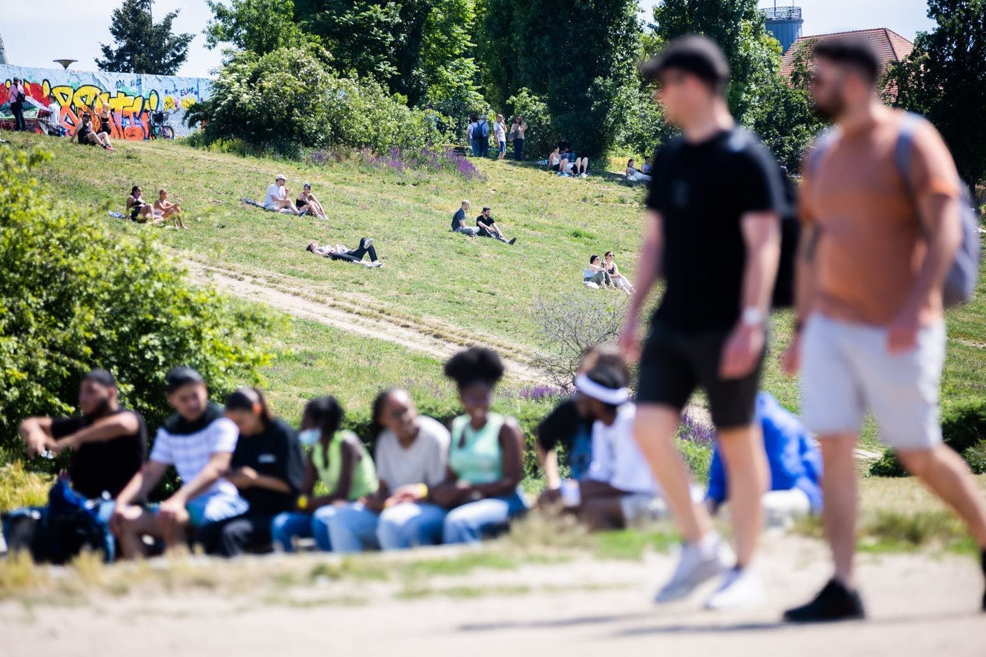 Junge Menschen im Berliner Mauerpark (Symbolbild)