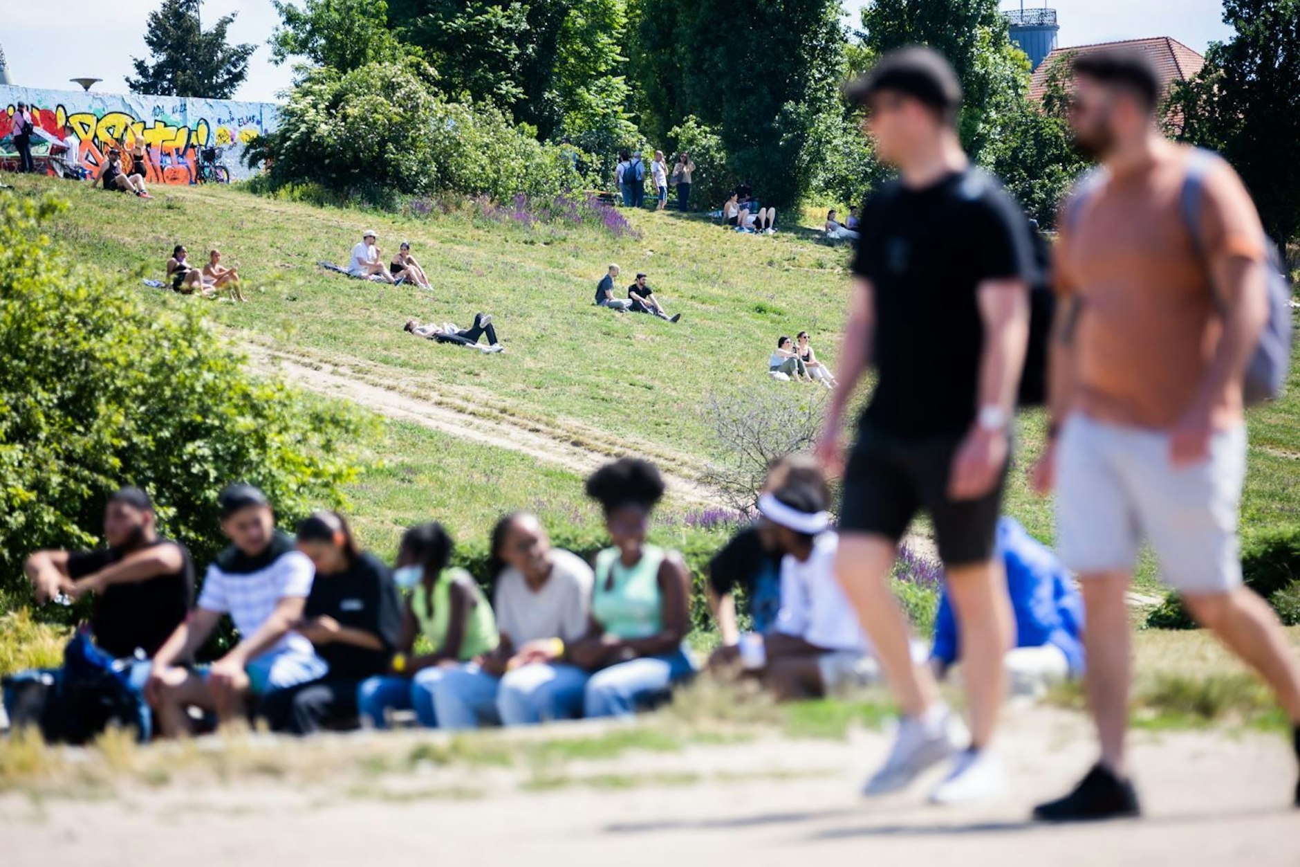 Junge Menschen im Berliner Mauerpark (Symbolbild)