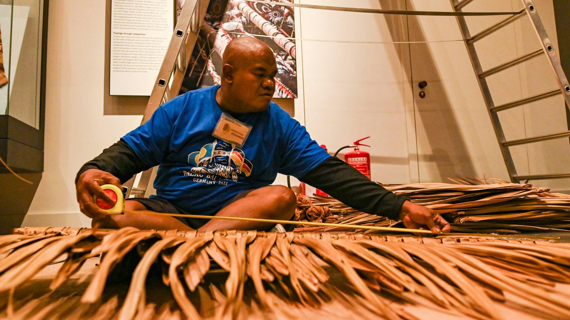 Christopher Debengek, im Hauptberuf Sportlehrer in Palau, misst eine Palmen-Schindel.