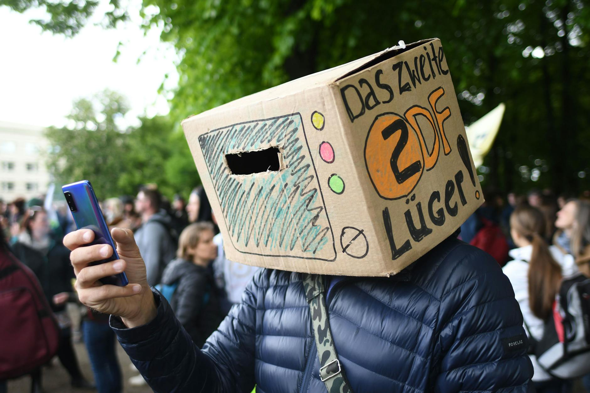 Ein Teilnehmer einer Querdenker-Demonstration in Berlin.