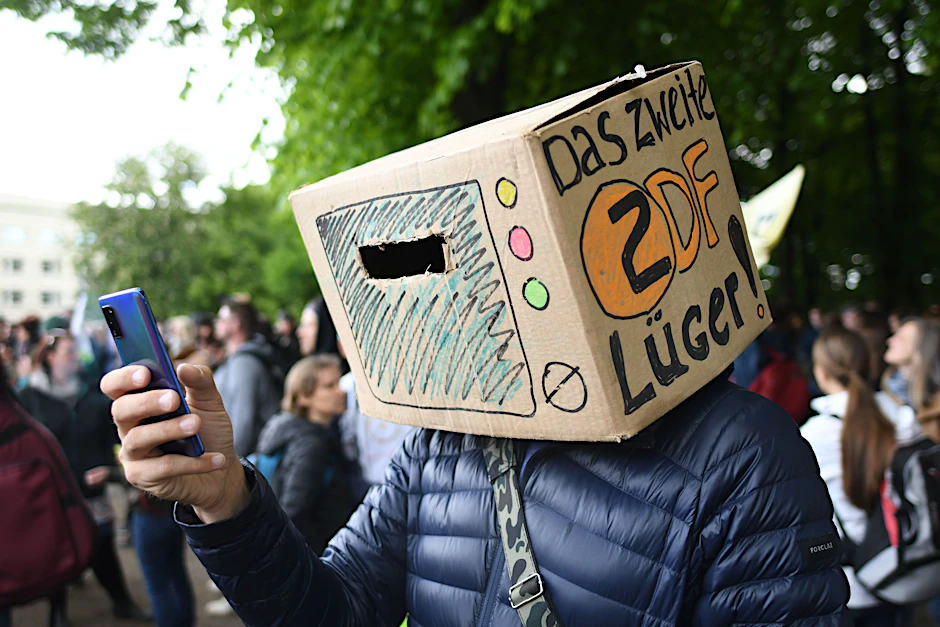 Ein Teilnehmer einer Querdenker-Demonstration in Berlin.