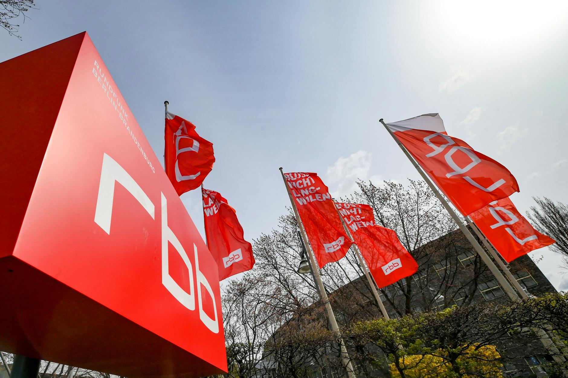 Berlin: Das Logo und Fahnen des Fernsehsenders und Radiosenders Rundfunk Berlin-Brandenburg rbb am Standort Berlin Masurenallee.