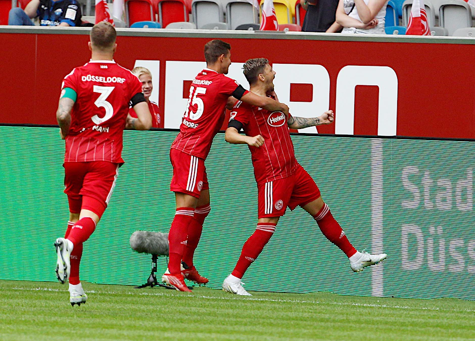 Dawid Kownacki (r) brachte Düsseldorf beim Heimsieg gegen Paderborn in Führung.  