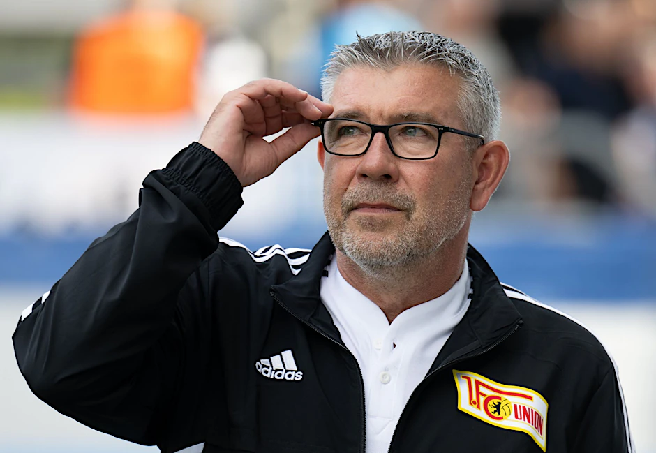 ARCHIV - Union Trainer Urs Fischer steht im Stadion.  