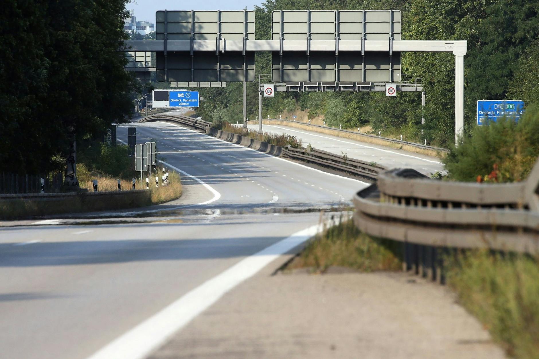 Die verwaiste Avus in Höhe Abfahrt Hüttenweg. Bahnlinien und Autobahnen um den Grunewald bleiben weiterhin gesperrt.