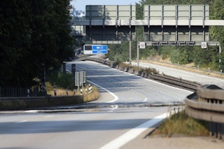 Update! Brand im Grunewald: So lange sollen die Sperrungen noch andauern. In der Nacht zum Sonnabend pausieren die Löscharbeiten