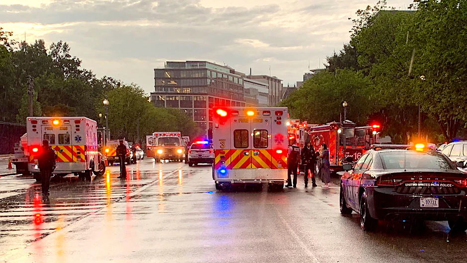 Rettungskräfte stehen nach dem Blitzeinschlag auf der Pennsylvania Avenue zwischen dem Weißen Haus und dem Lafayette Park.