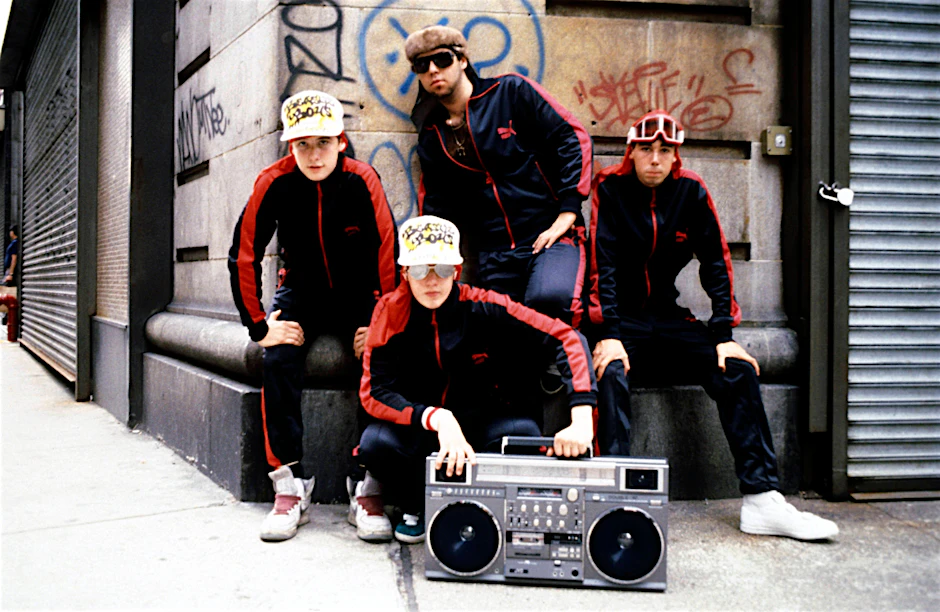 Die Beastie Boys posen mit einer JVC RC-M90. Fotografiert im Jahr 1984, von Josh Cheuse.