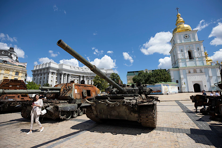 Ausstellung mit erbeutetem russischen Kriegsgerät auf dem Michaelplatz in Kiew.