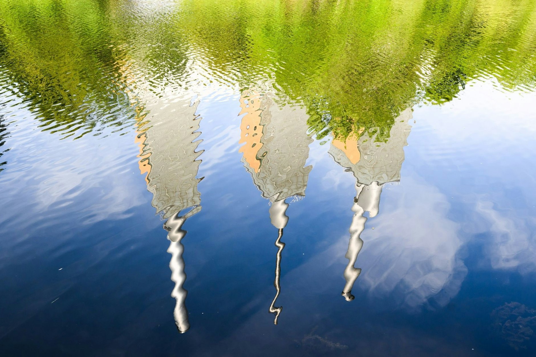 Das Heizkraftwerk Linden spiegelt sich im Fluss Ihme.