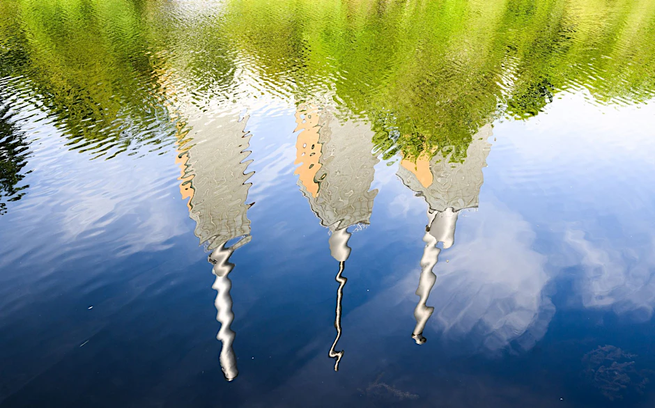 Das Heizkraftwerk Linden spiegelt sich im Fluss Ihme.