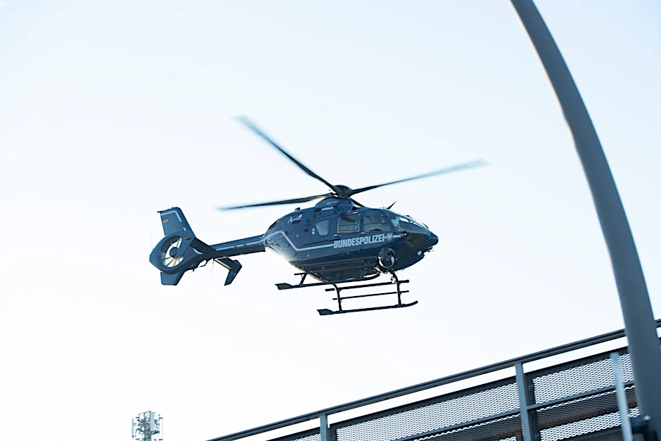 Ein Hubschrauber der Bundespolizei ist im Einsatz.  