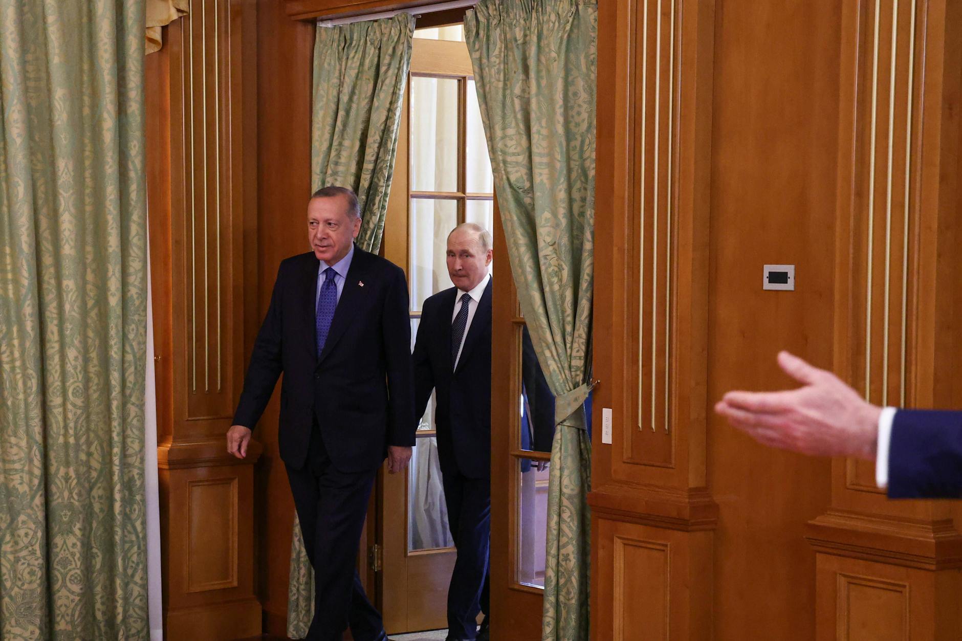 Russlands Präsident Wladimir Putin (r) und der türkische Präsident Recep Tayyip Erdogan während eines Treffens in Sochi.