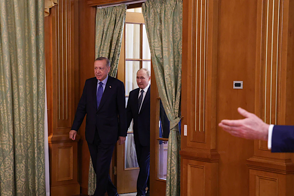 Russlands Präsident Wladimir Putin (r) und der türkische Präsident Recep Tayyip Erdogan während eines Treffens in Sochi.
