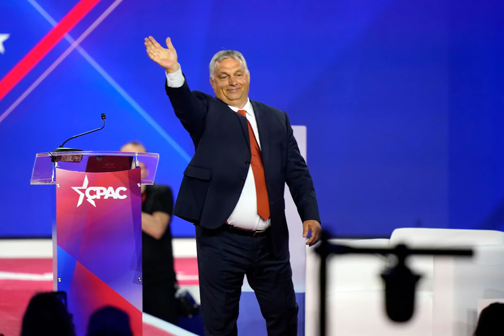 Orban wettert in Texas: „weniger Drag Queens, mehr Chuck Norris“
