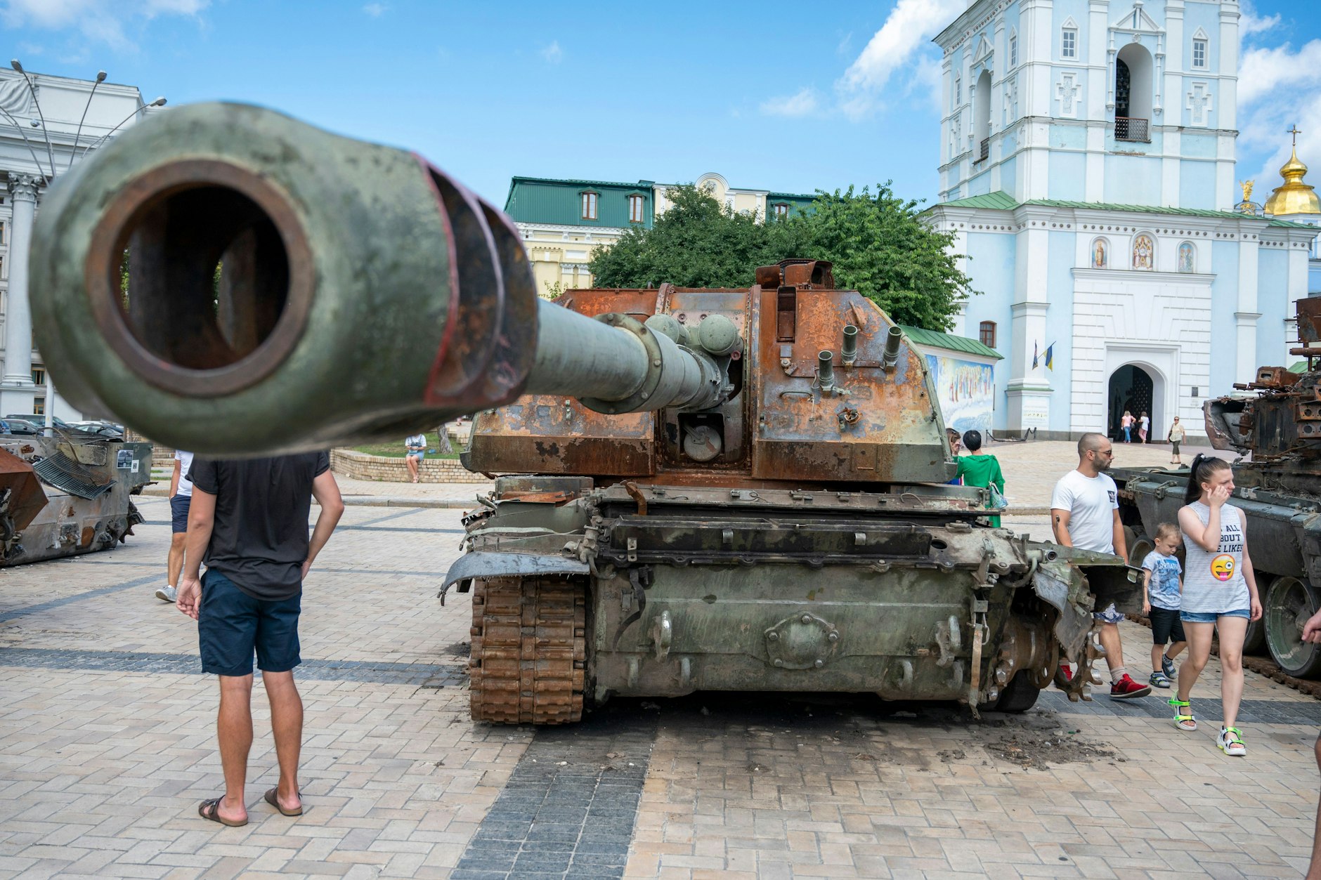 Eine ähnliche Ausstellung von zerstörtem russischen Kriegsgerät, wie hier in Kiew im Juli, wollten&nbsp; Ausstellungsmacher auch in Berlin organisieren. Das Bezirksamt sagte „Njet“.