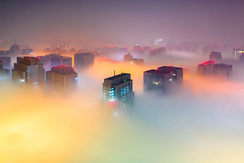 Häuser im Nebel in Zhengzhou, China.