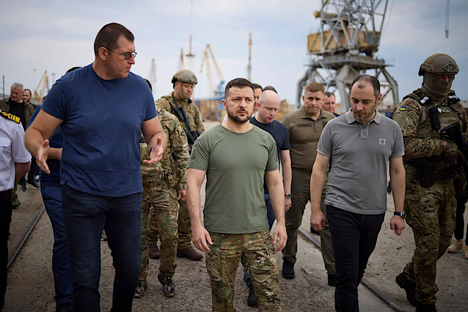 Wolodymyr Selenskyj besucht einen Hafen in Chornomork während der Verladung von Getreide auf ein türkisches Schiff.