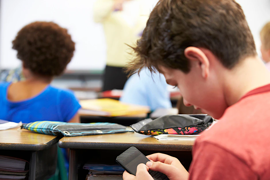 Im Unterricht sind in den meisten Berliner Schulen Handys verboten. In den Pausen aber sind sie überall gang und gäbe.