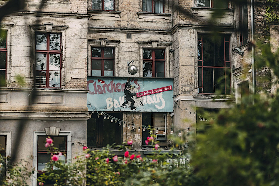 Draußen wie drinnen: In Clärchens Ballhaus ist das meiste so geblieben, wie es immer war.