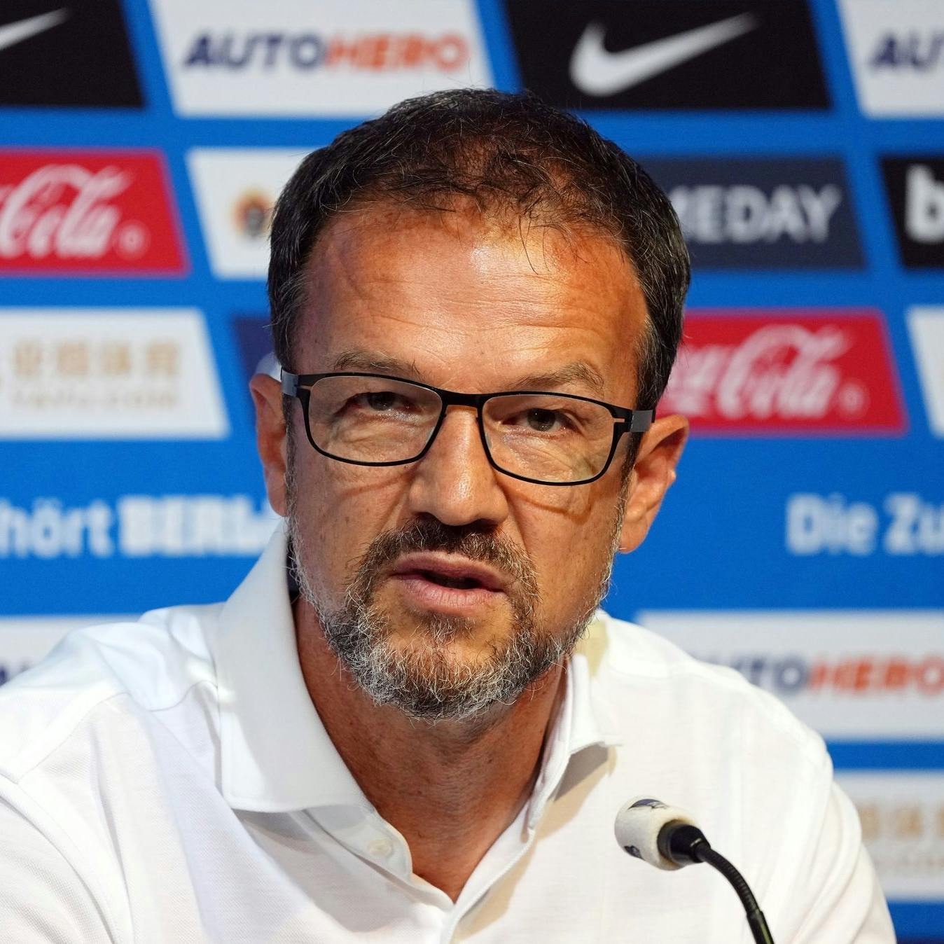 Herthas Geschäftsführer Fredi Bobic stellt sich in einer Pressekonferenz den Fragen der anwesenden Journalisten.