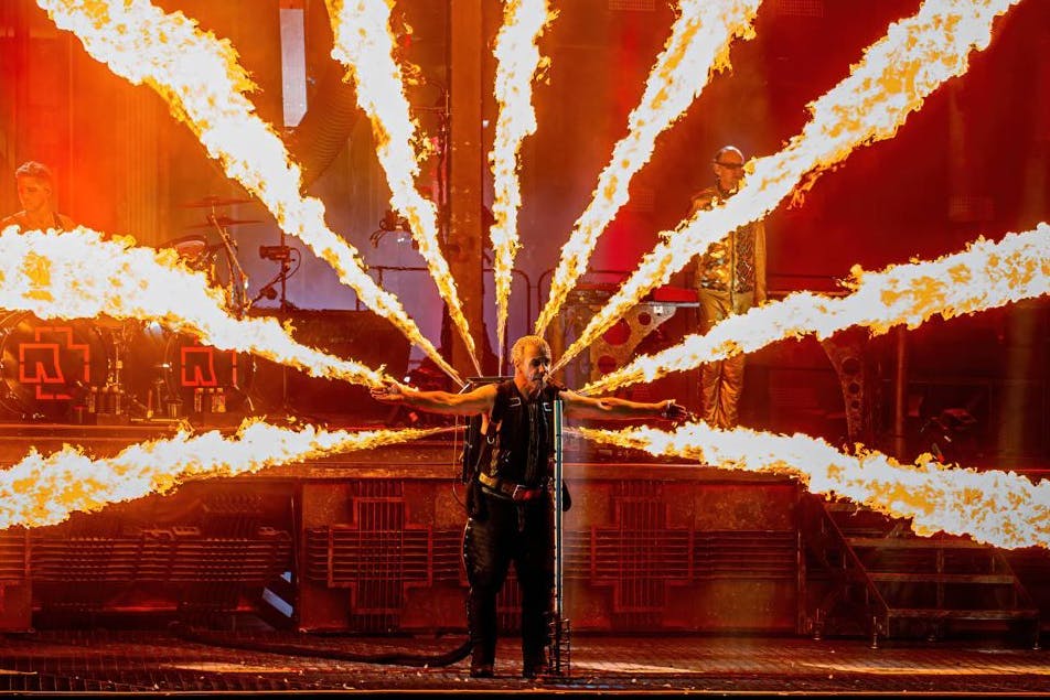 Feuer, Böller, Lichteffekte: Rammstein-Sänger Till Lindemann bei einem Konzert.