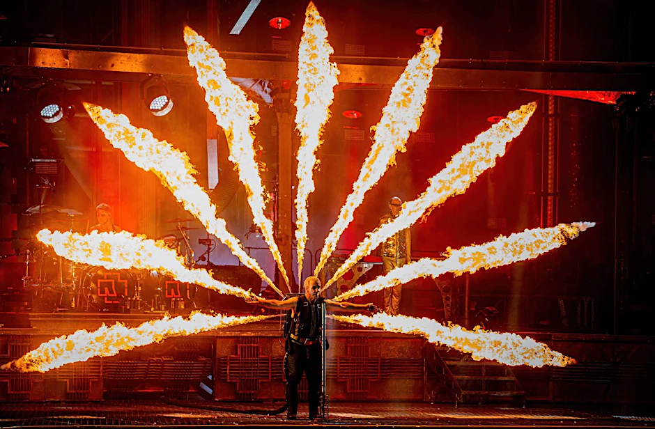 Feuer, Böller, Lichteffekte: Rammstein-Sänger Till Lindemann bei einem Konzert.