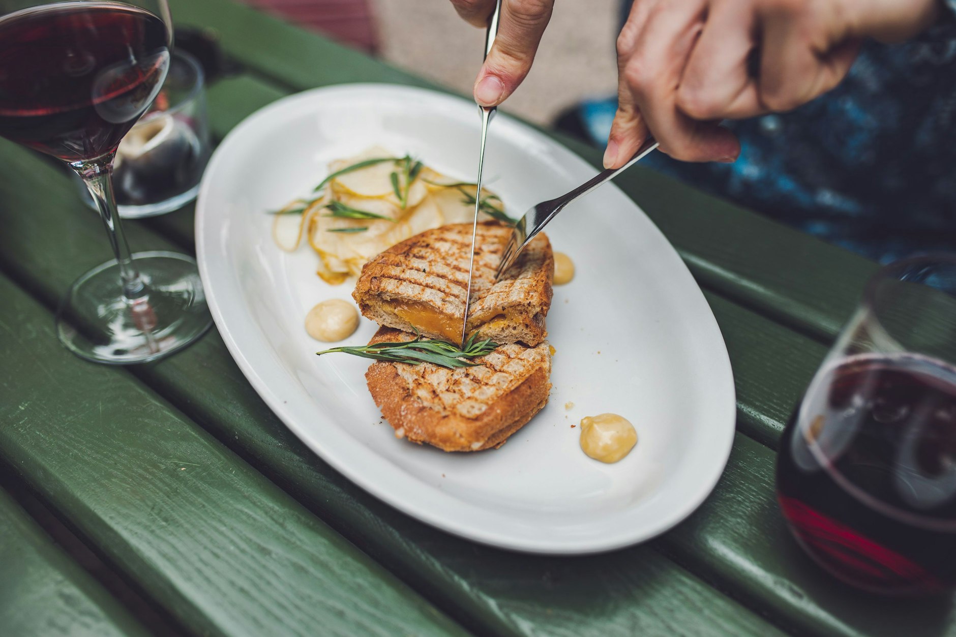 Es hätte auch ein bisschen weniger sein dürfen: Die Grilles Cheese Stulle ist etwas opulent mit Müritz-Käse belegt.