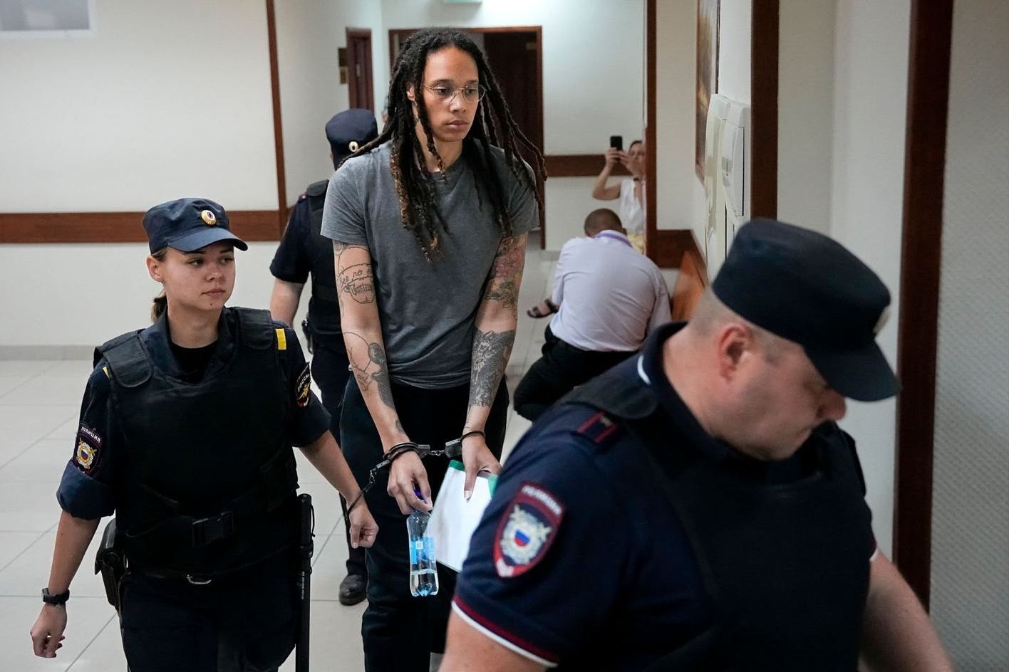 US-Basketballerin Brittney Griner (Bildmitte) wurde in Russland zu neun Jahren Haft verurteilt.
