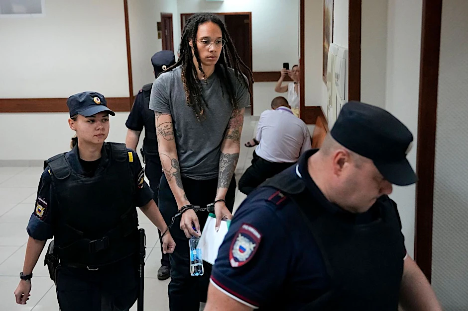 US-Basketballerin Brittney Griner (Bildmitte) wurde in Russland zu neun Jahren Haft verurteilt.
