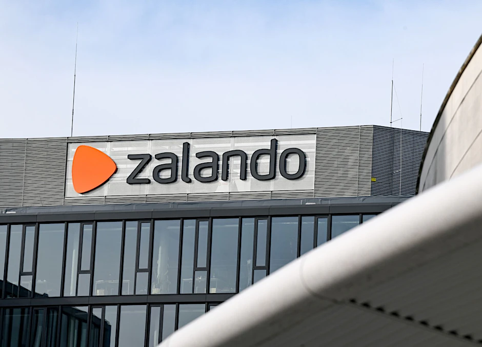 ARCHIV - Das Logo vom Onlinehändler Zalando am Headquarter vom Zalando Campus am Mercedes-Platz.  /Archivbild