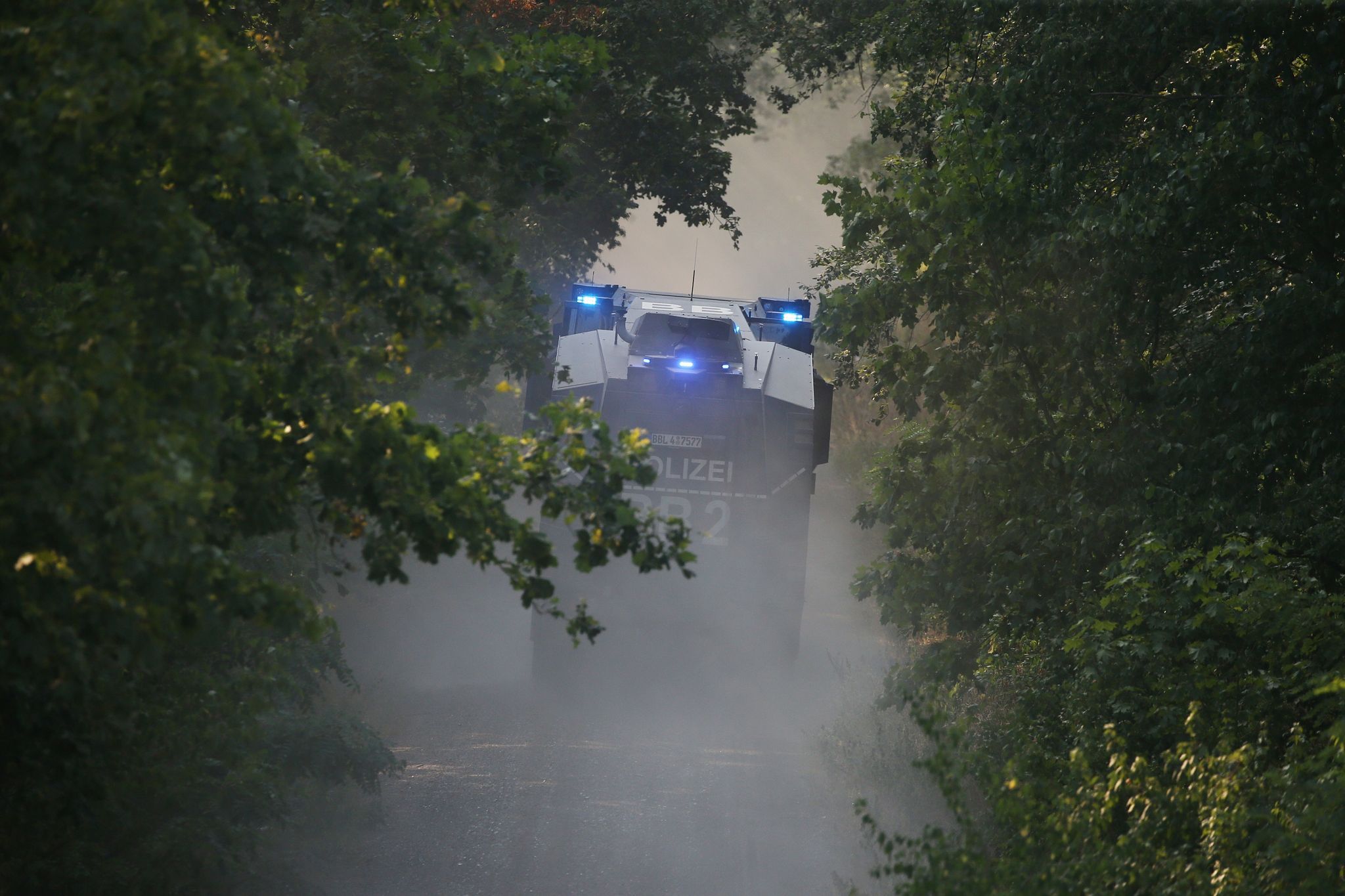 Image - Grunewald-Einsatz weiter lebensgefährlich: Bodentemperaturen bis 700 Grad! +++ 250-Kilo-Bomben aus Halterung gerissen und erhitzt +++ Avus weiter gesperrt, Bahnverkehr gestört +++