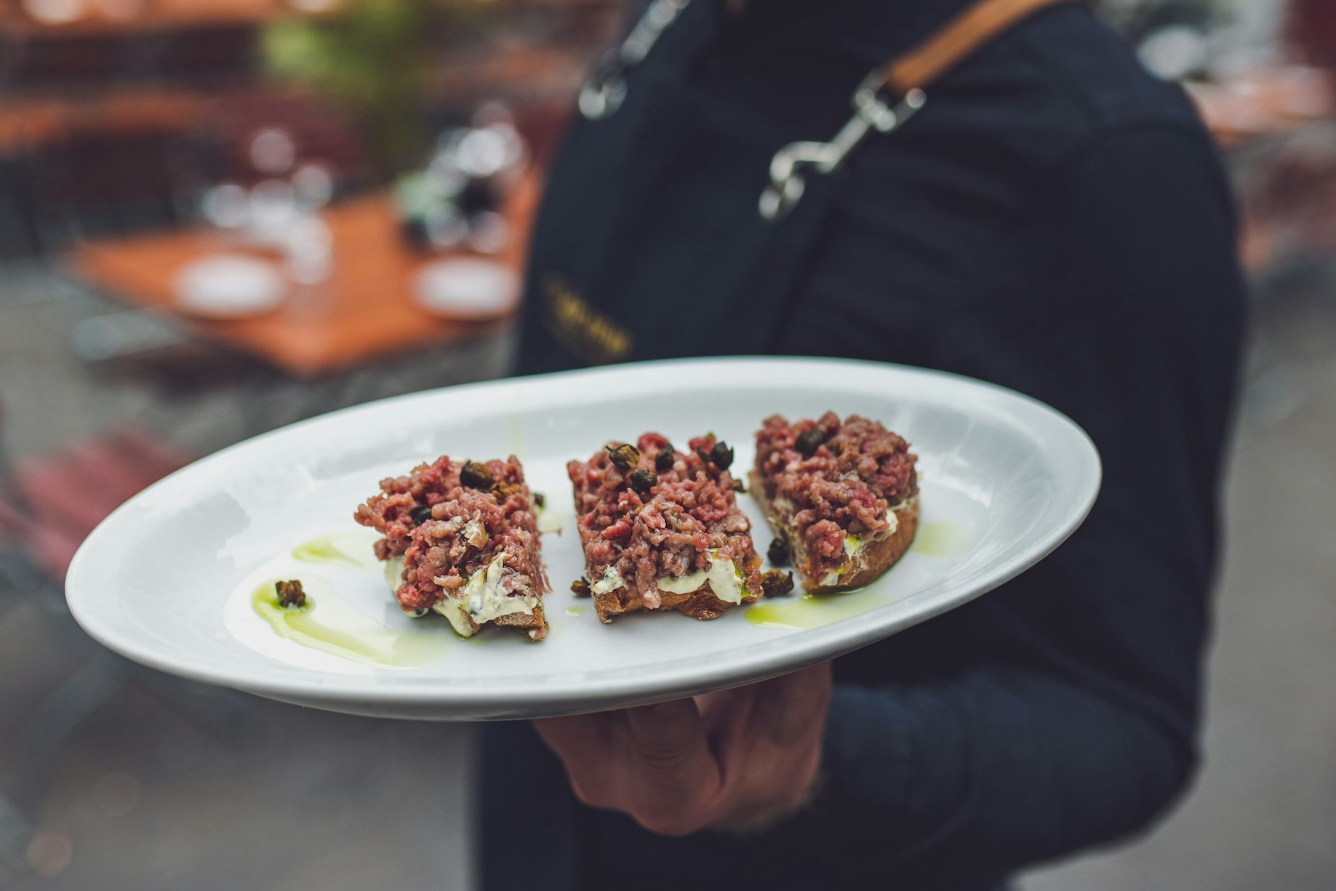 Hier kommt was Neues an den Tisch: Sauerteigstulle mit feinem Tatar vom Brandenburger Ochsen und Kapern.