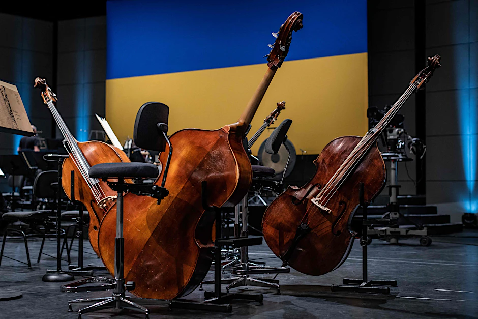 Instrumente vor Ukraine-Flagge: Kulisse für das&nbsp;Ukrainian Freedom Orchestra.