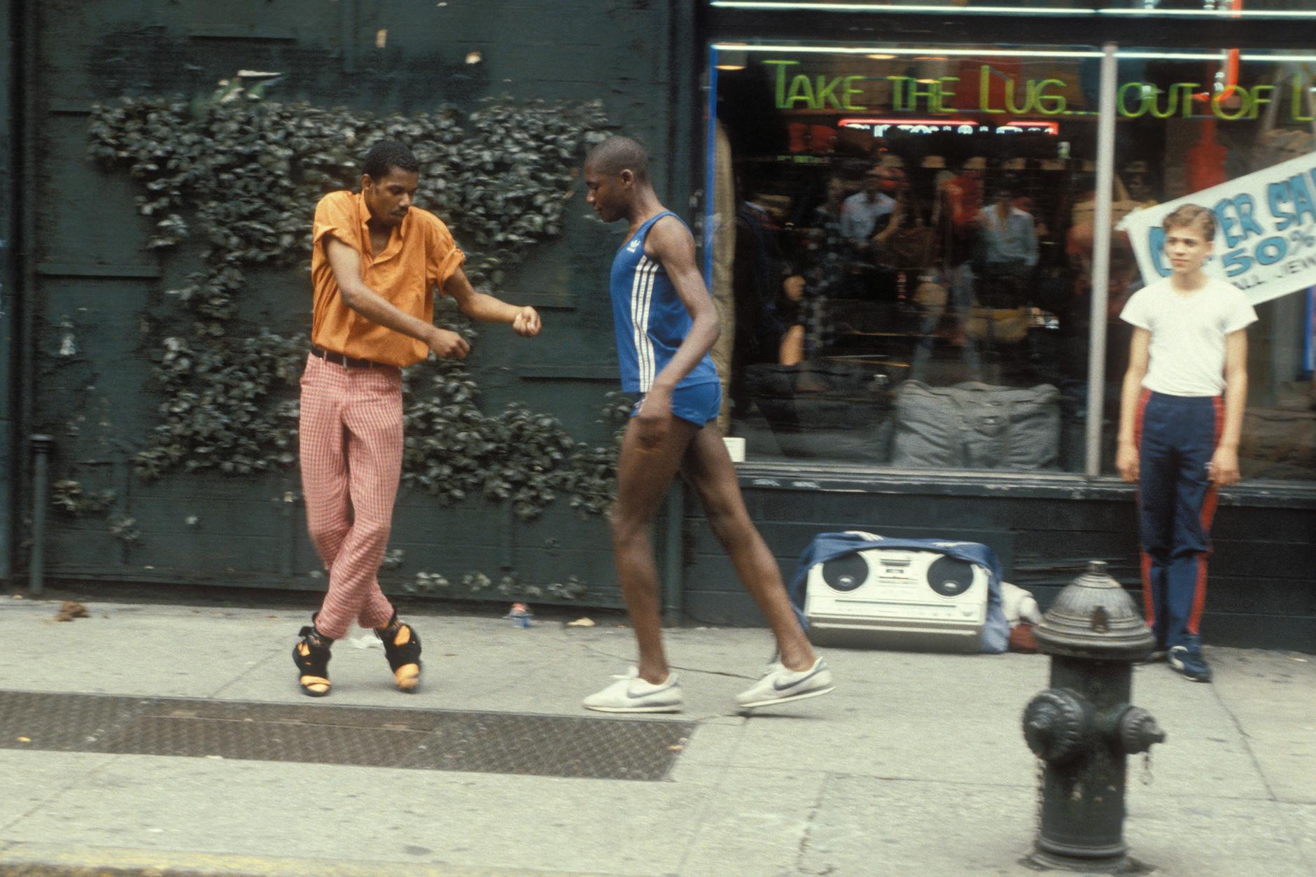 Vor allem die Breakdance-Bewegung profitierte von den kompakten Soundsystemen mit Batteriebetrieb. Auf dem Bild sind New Yorker B-Boys mit einer Boombox zu sehen (1981).