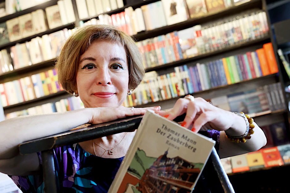 Natalia Liublina mit dem Thomas-Mann-Roman „Der Zauberberg“ in der Buchhandlung Der Zauberberg.