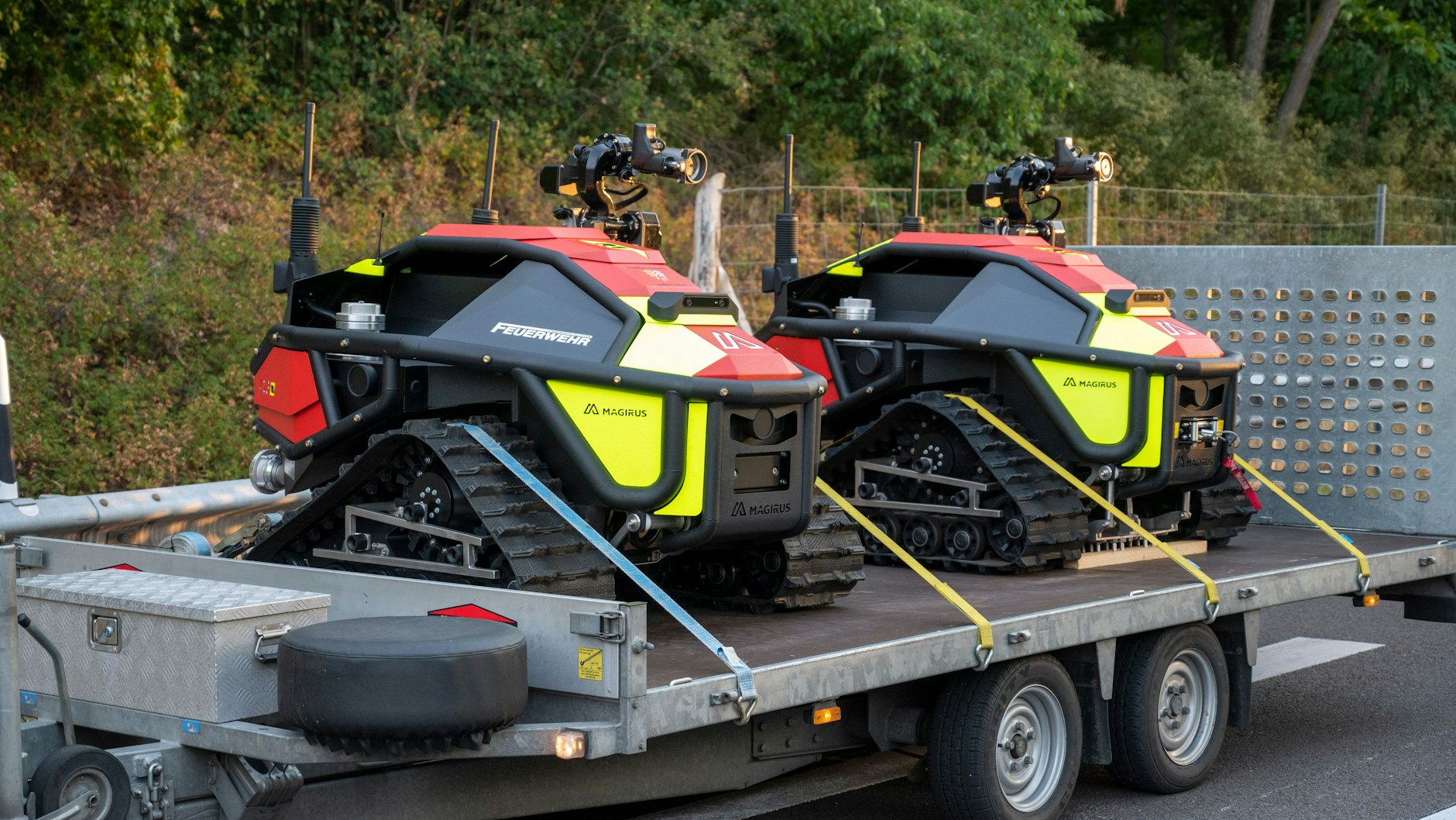 Hilfe aus anderen Bundesländern für die Berliner Feuerwehr: Löschroboter der Feuerwehr aus Vechta im Grunewald.